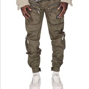 Represent clo. Cargo pants